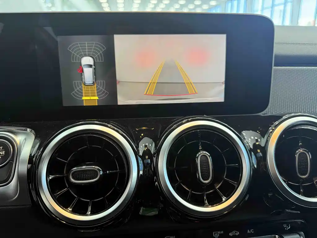 Mercedes-Benz GLB — миниатюра 18