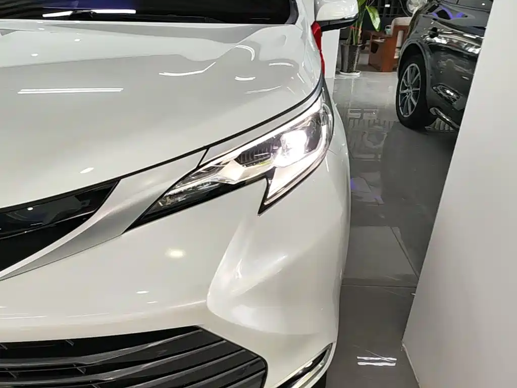 Toyota Sienna — миниатюра 24