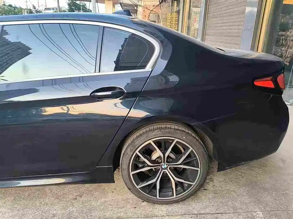 BMW 5 Series — миниатюра 9