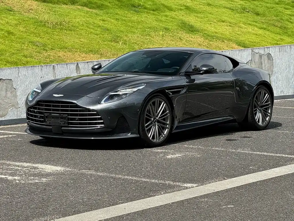 Aston Martin DB12 — миниатюра 8