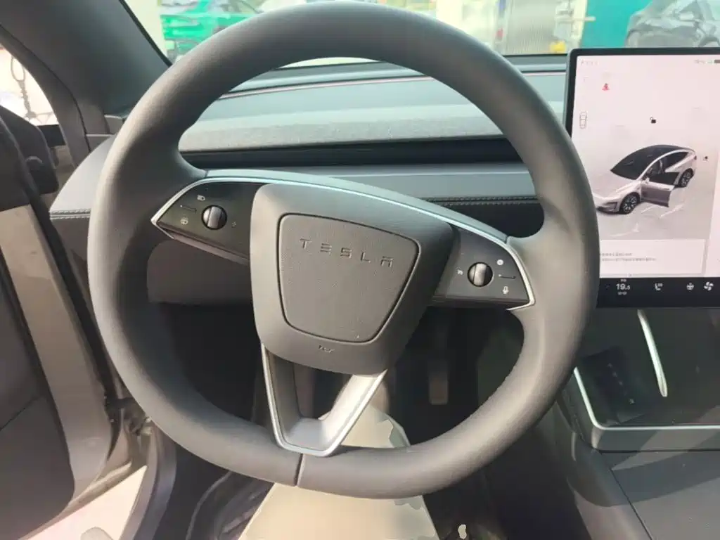 Tesla Model Y L — миниатюра 11