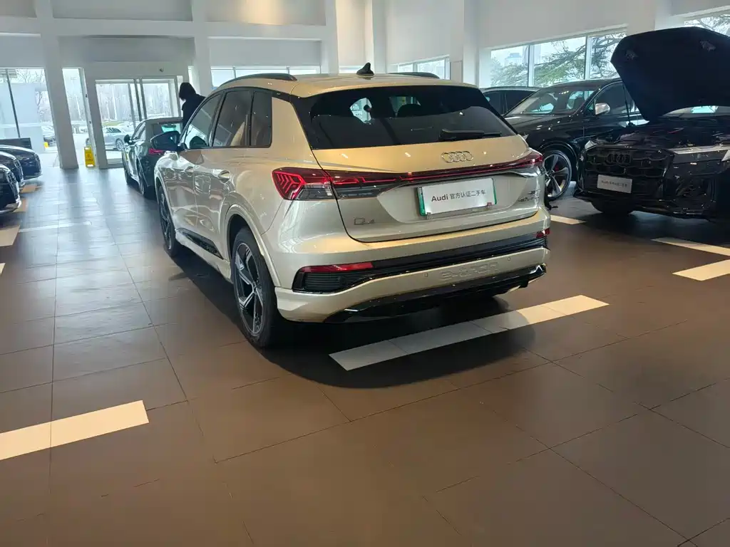 AUDI Q4 E TRON