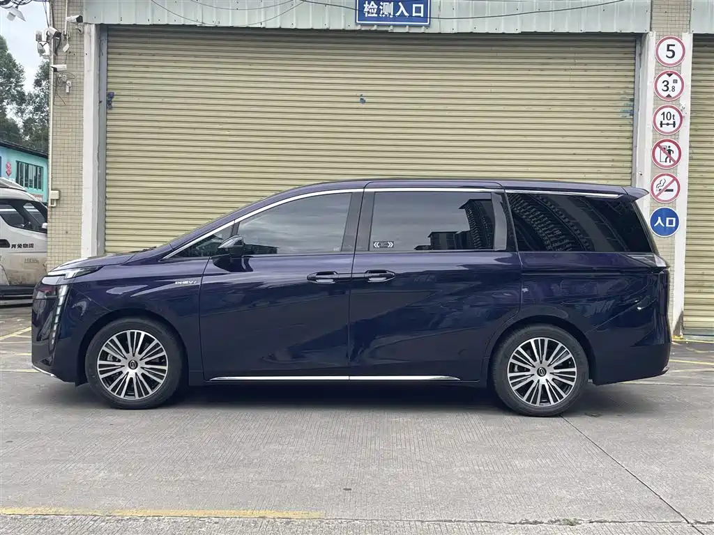 GAC Motor Trumpchi E8 PHEV — миниатюра 3