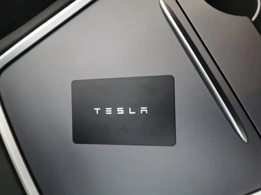 Tesla Model Y — миниатюра 9