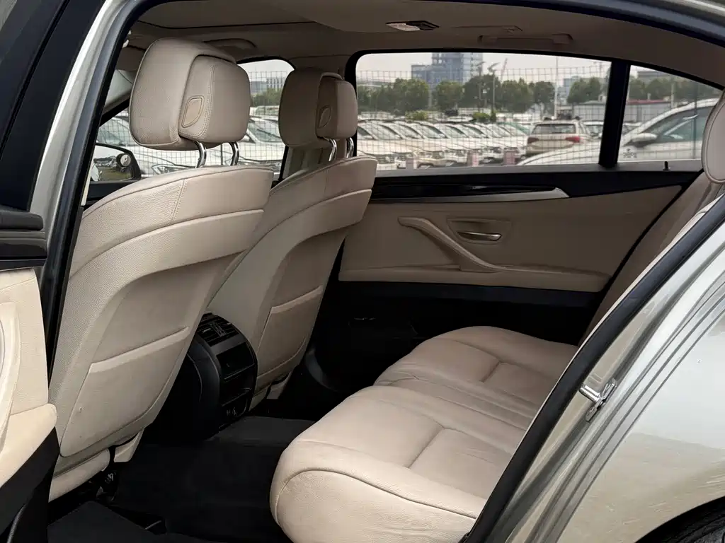 BMW 5 Series — миниатюра 7