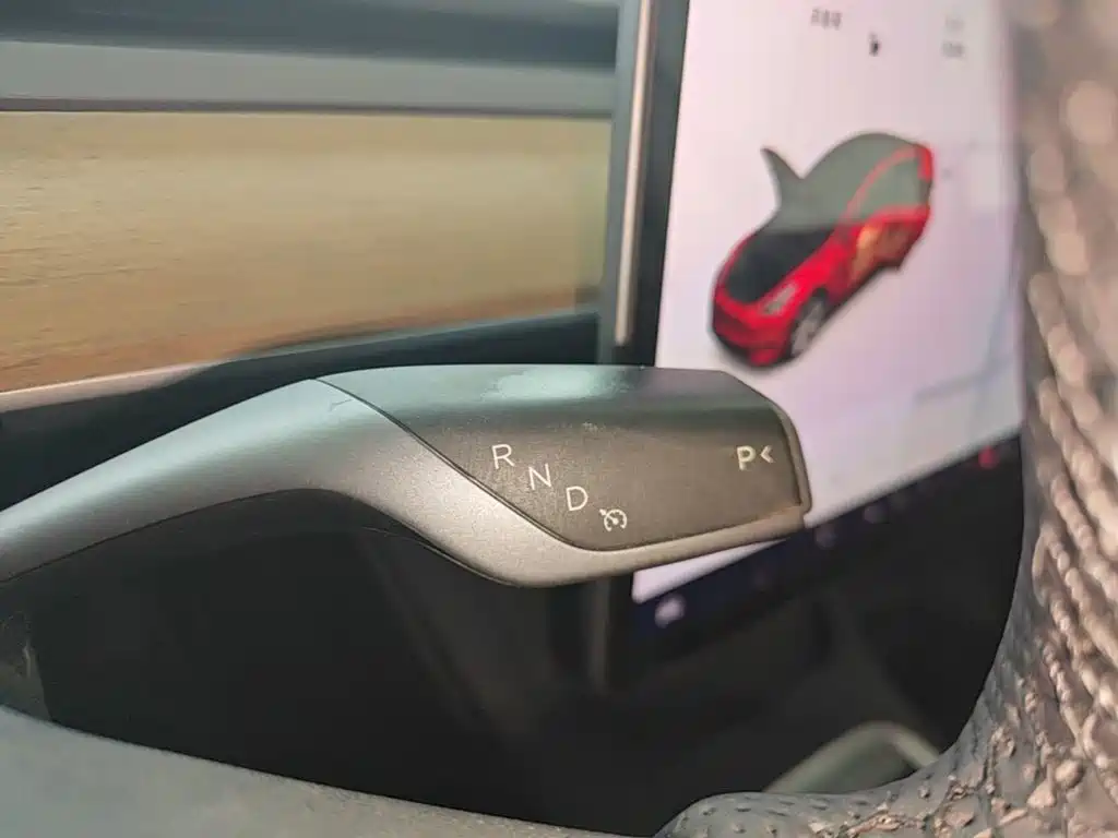 Tesla Model Y — миниатюра 14