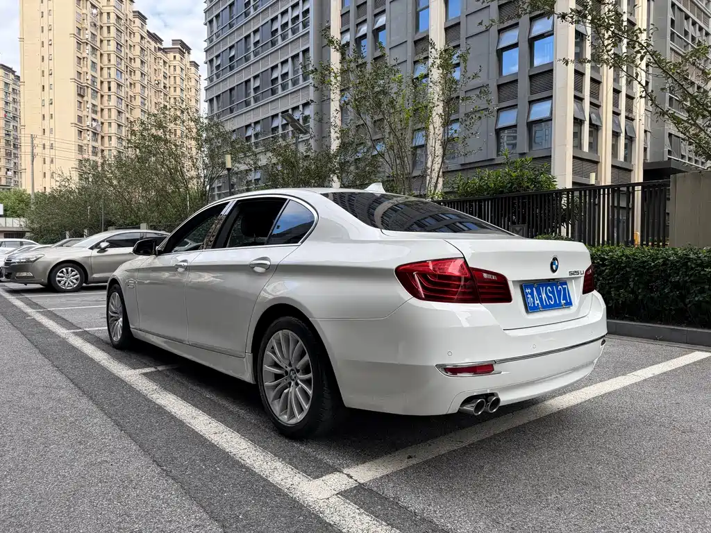 BMW 5 Series — миниатюра 11