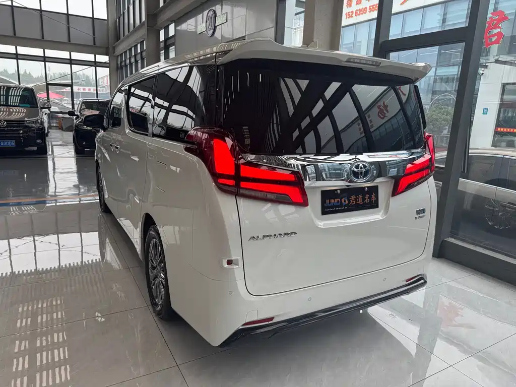 Toyota Alphard — миниатюра 6