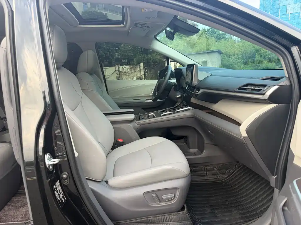 Toyota Sienna — миниатюра 9