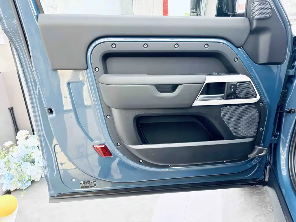Land Rover Defender — миниатюра 6
