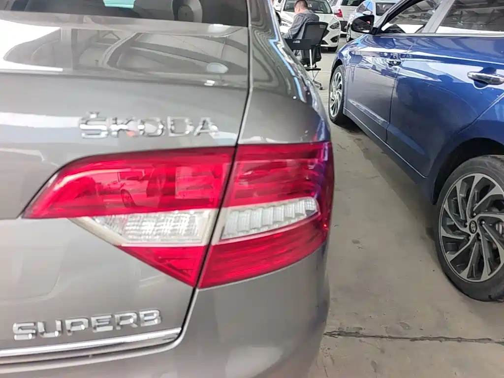 Skoda Superb — миниатюра 8