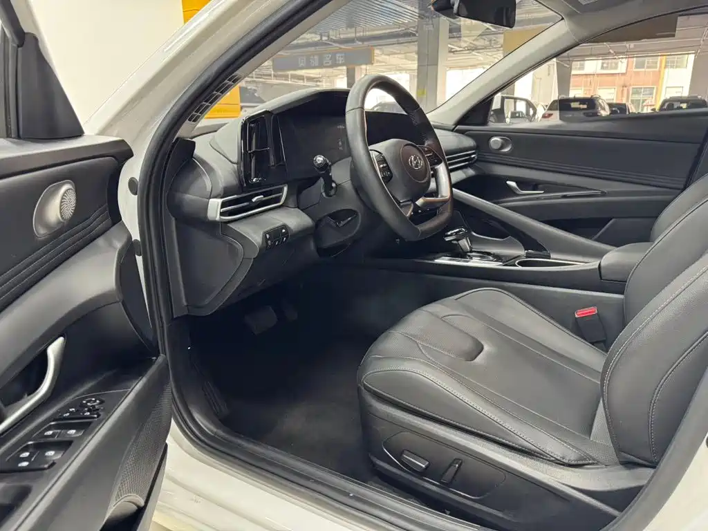 Hyundai Elantra — миниатюра 7