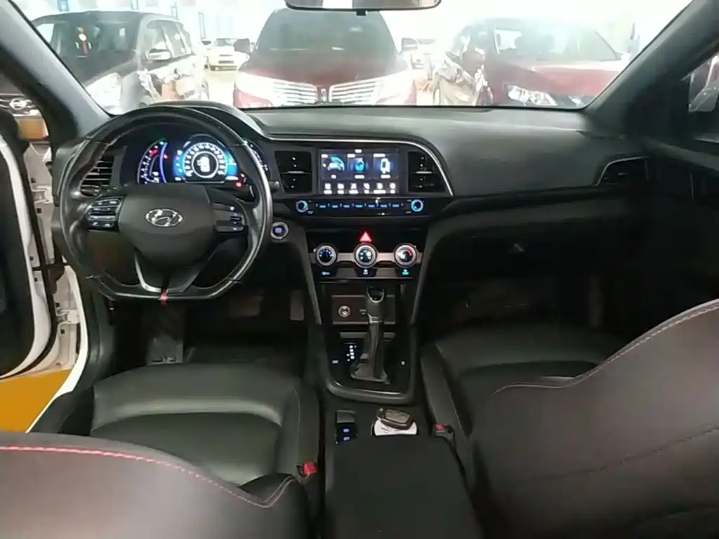 Hyundai Elantra — миниатюра 10