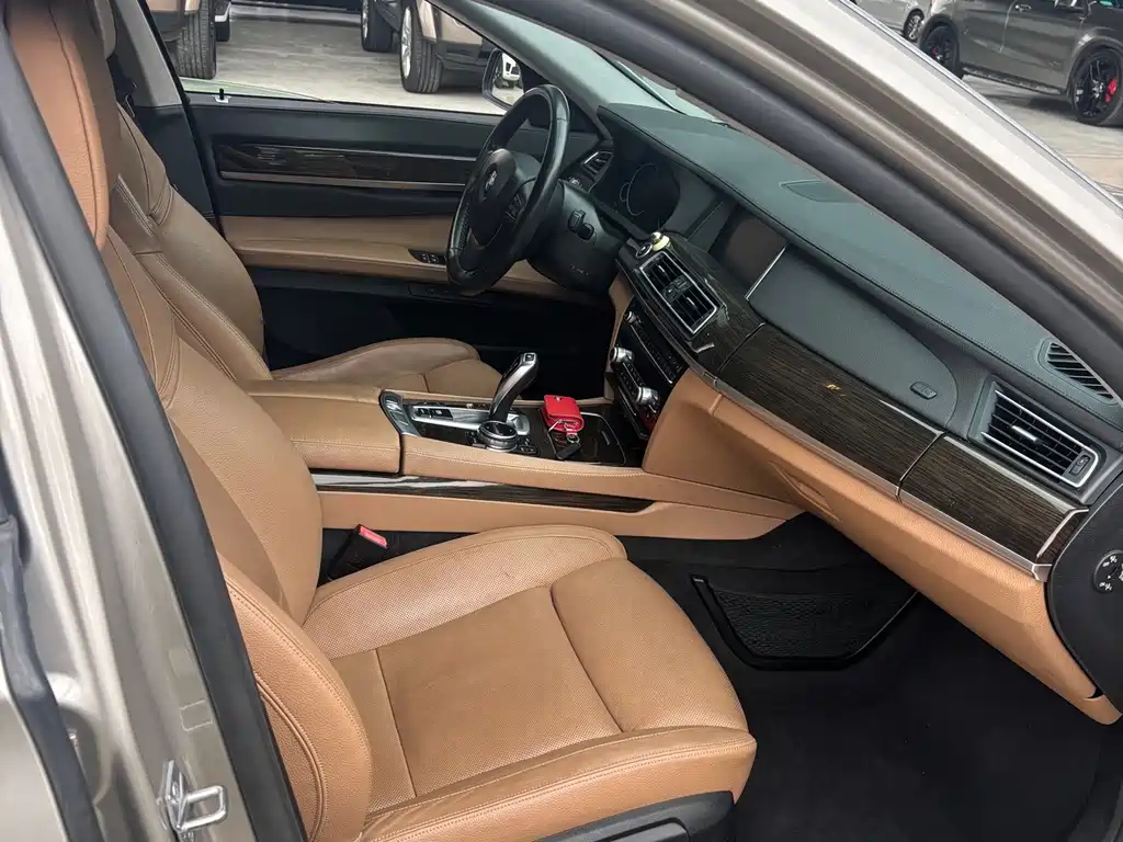BMW 7 Series — миниатюра 5