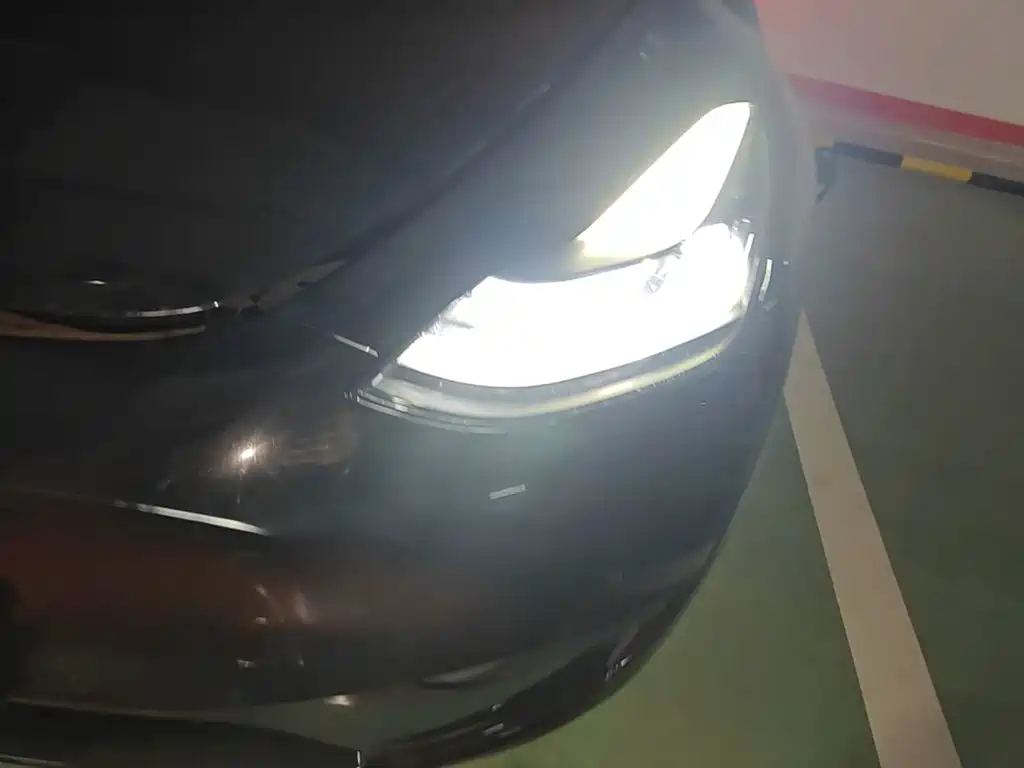 Tesla Model Y — миниатюра 24