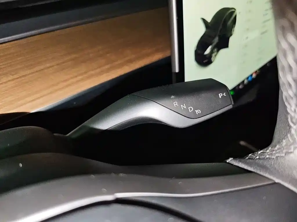 Tesla Model Y — миниатюра 15
