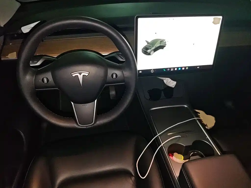 Tesla Model Y — миниатюра 10