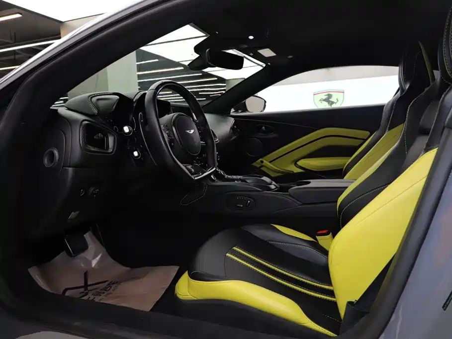 ASTON MARTIN V8 VANTAGE