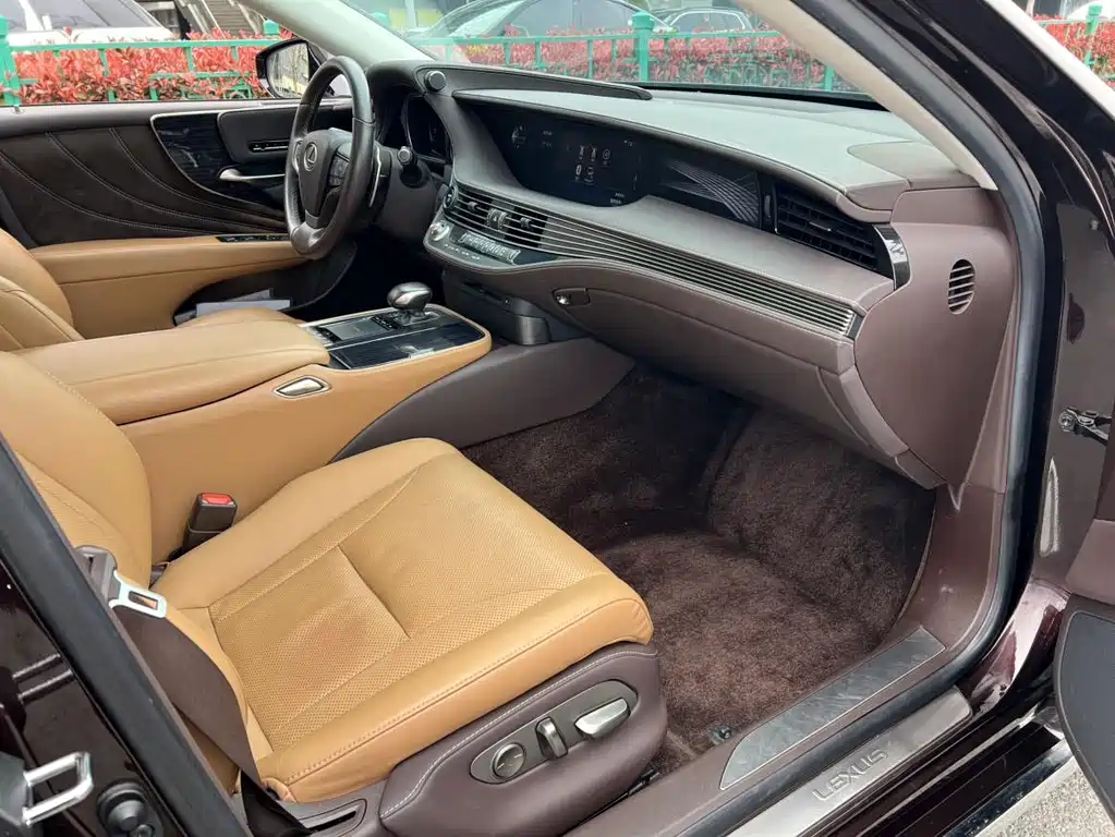 Lexus LS — миниатюра 7