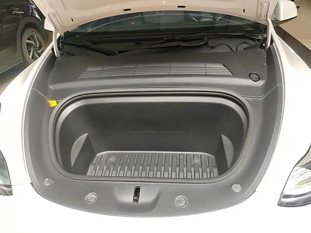 Tesla Model Y — миниатюра 20