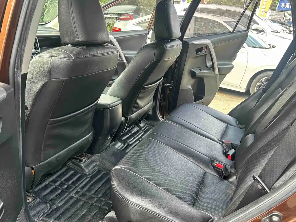 Toyota RAV4 — миниатюра 6