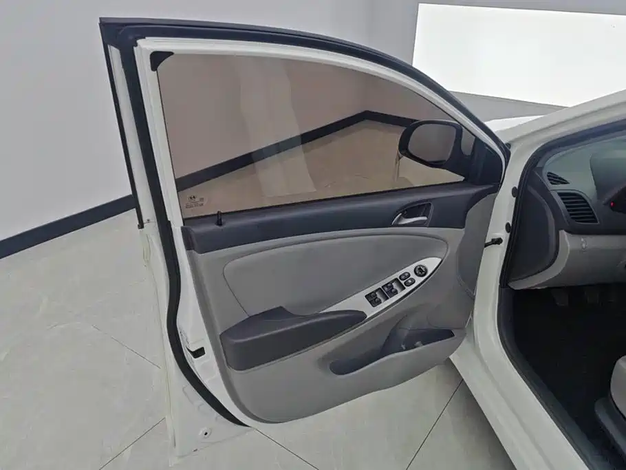 Hyundai Verna — миниатюра 7