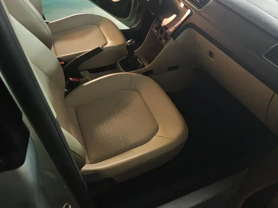 Skoda Rapid — миниатюра 8