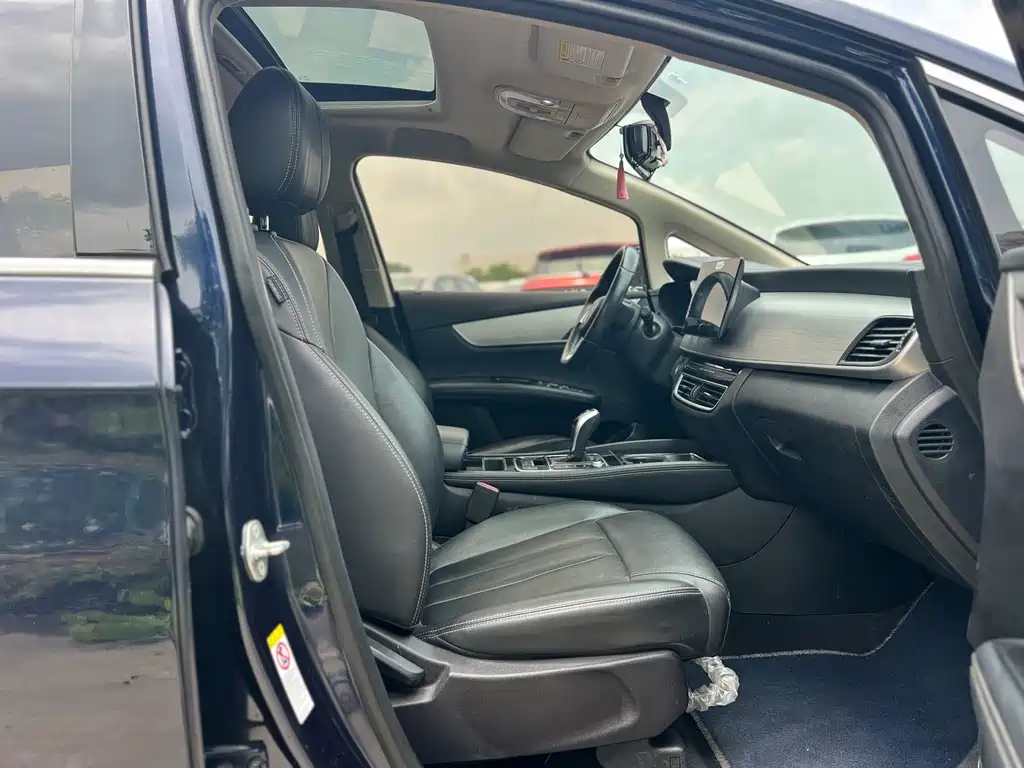 BYD MAX — миниатюра 8