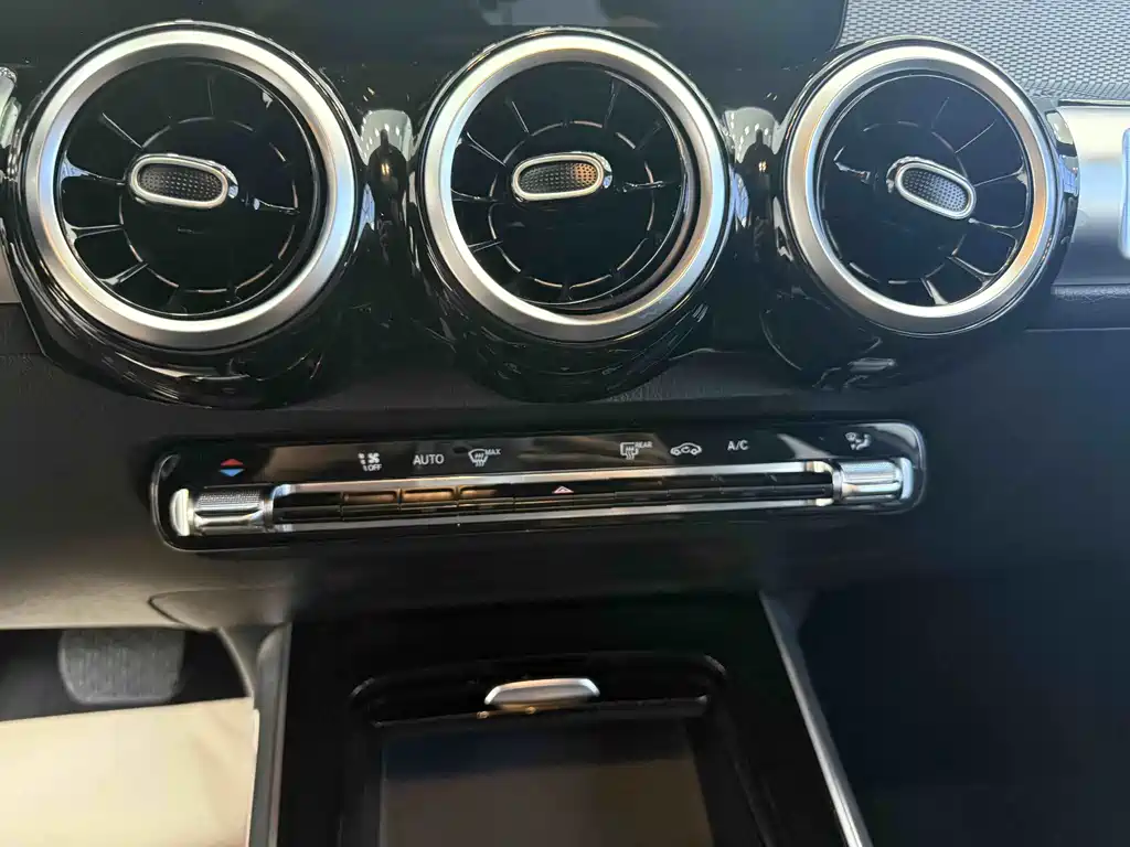 Mercedes-Benz GLB — миниатюра 13