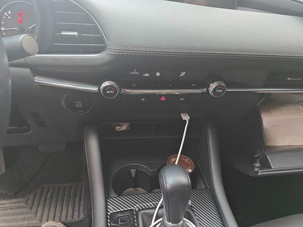 Mazda Mazda3 Axela 2.0 л 2022 г. Серебристо-серый, пробег 36000 км