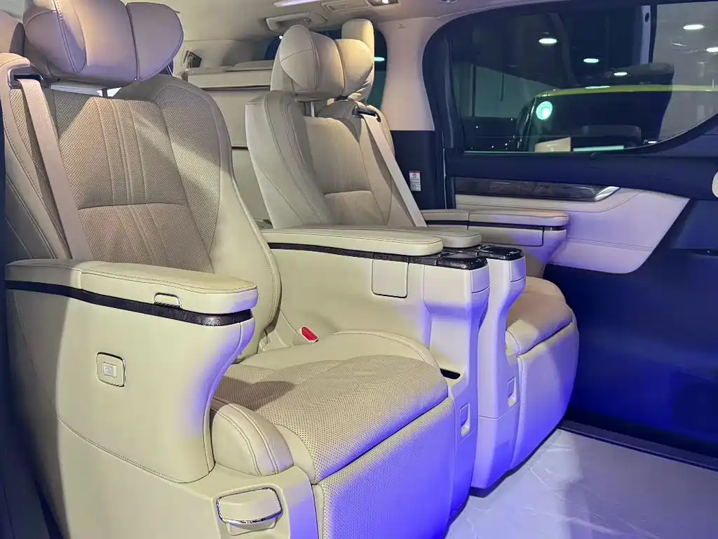 Toyota Alphard — миниатюра 7
