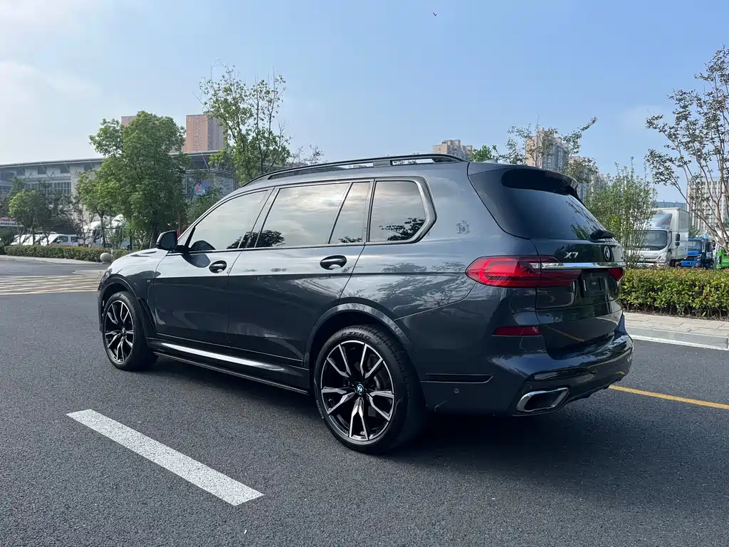 BMW  X7