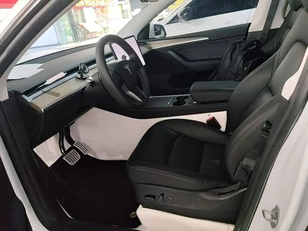 Tesla Model Y — миниатюра 15