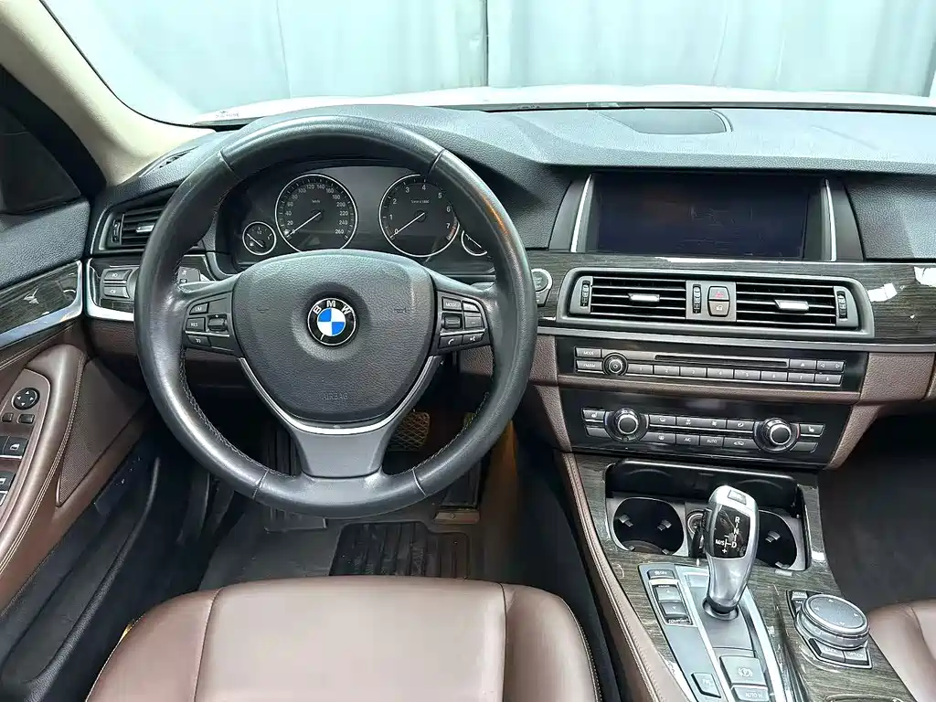 BMW 5 Series — миниатюра 3