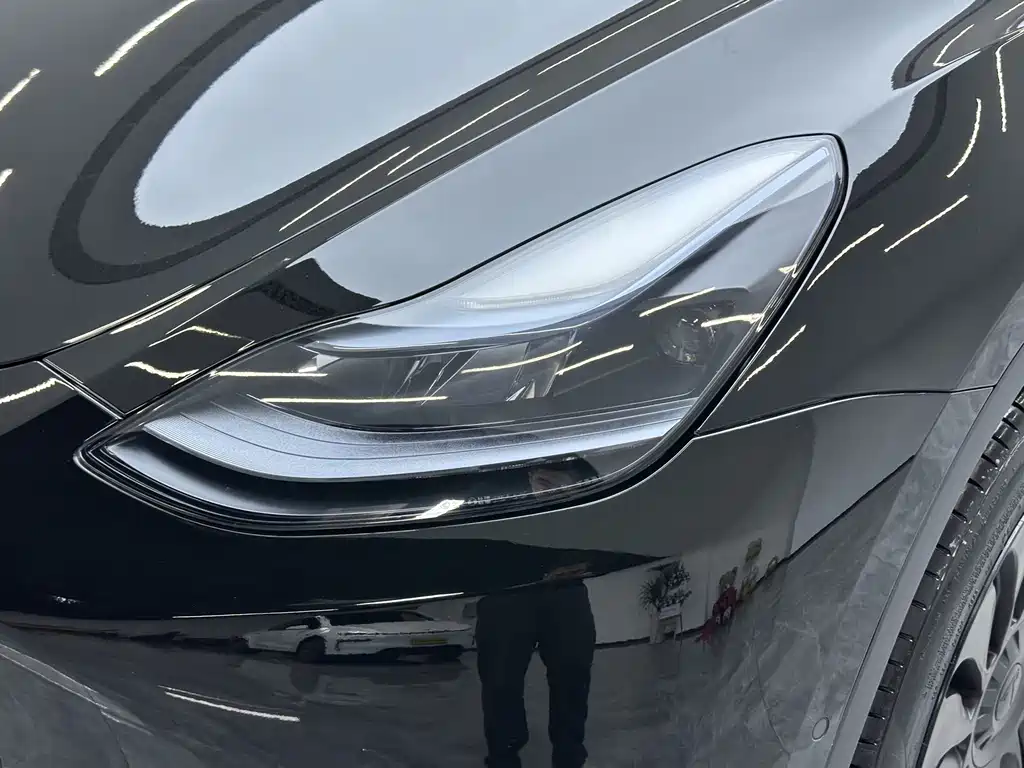 Tesla Model Y — миниатюра 11