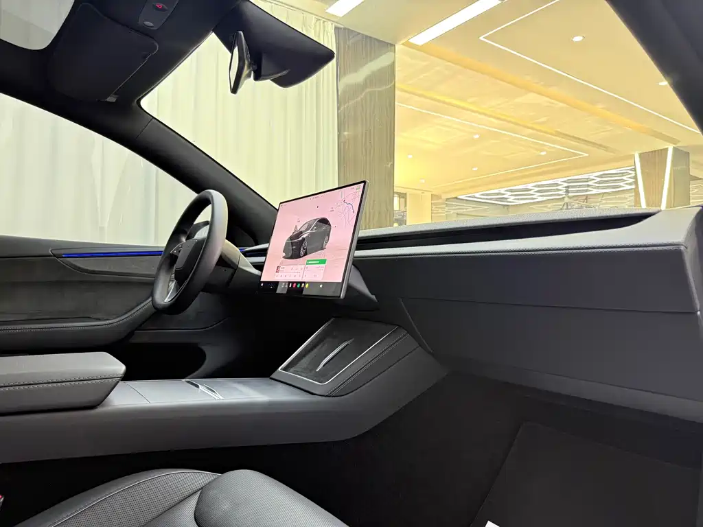 Tesla Model Y L — миниатюра 12
