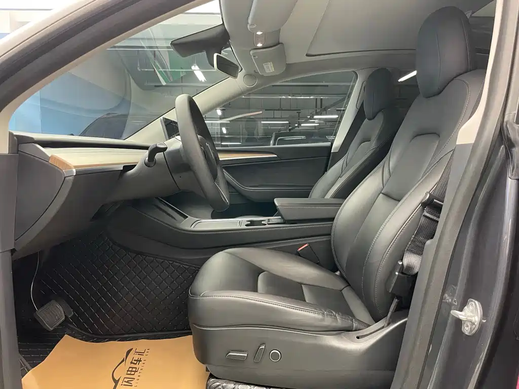 Tesla Model Y — миниатюра 12