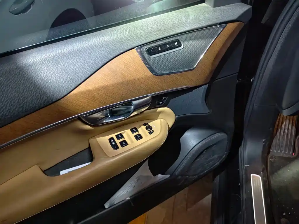 Volvo XC90 — миниатюра 11