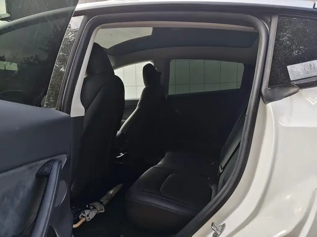Tesla Model Y — миниатюра 4
