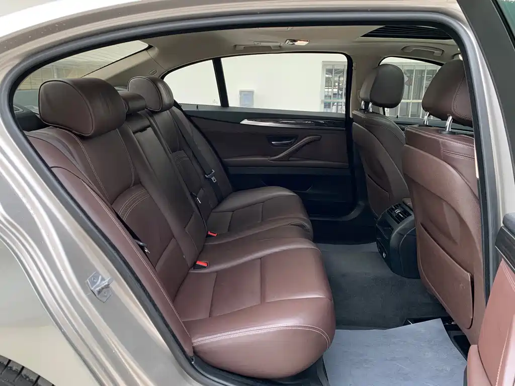 BMW 5 Series — миниатюра 9