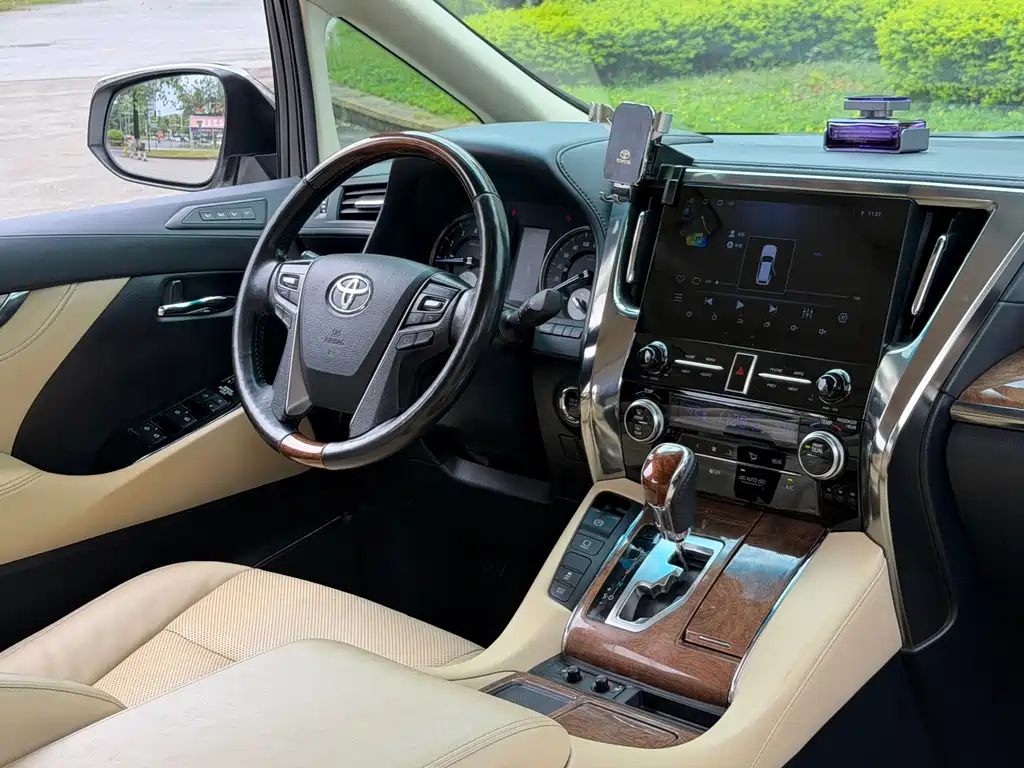 Toyota Alphard — миниатюра 9