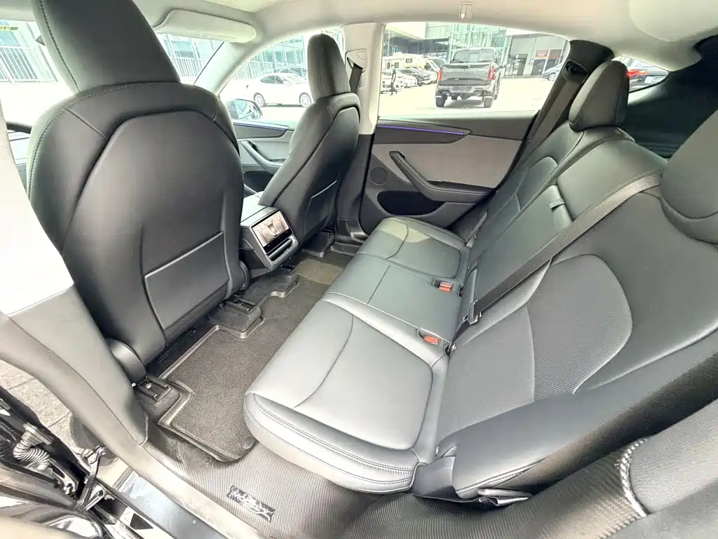 Tesla Model Y — миниатюра 6