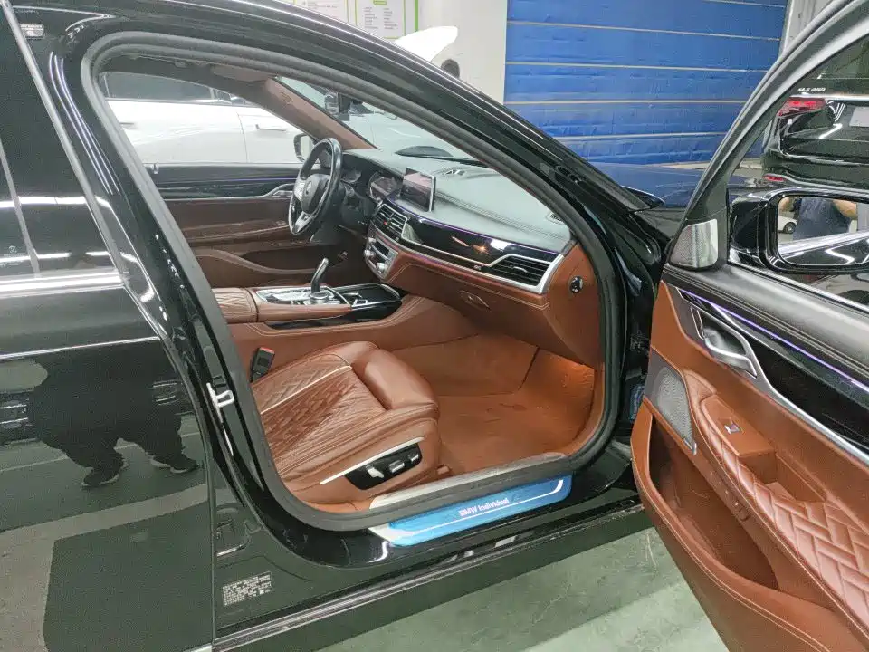 BMW 7 Series — миниатюра 7