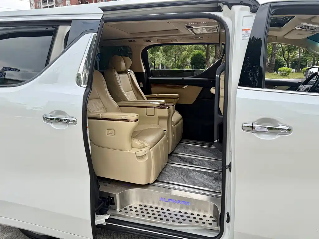 Toyota Alphard — миниатюра 21