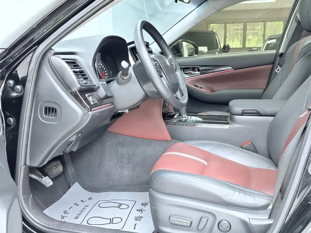 Toyota Crown — миниатюра 3