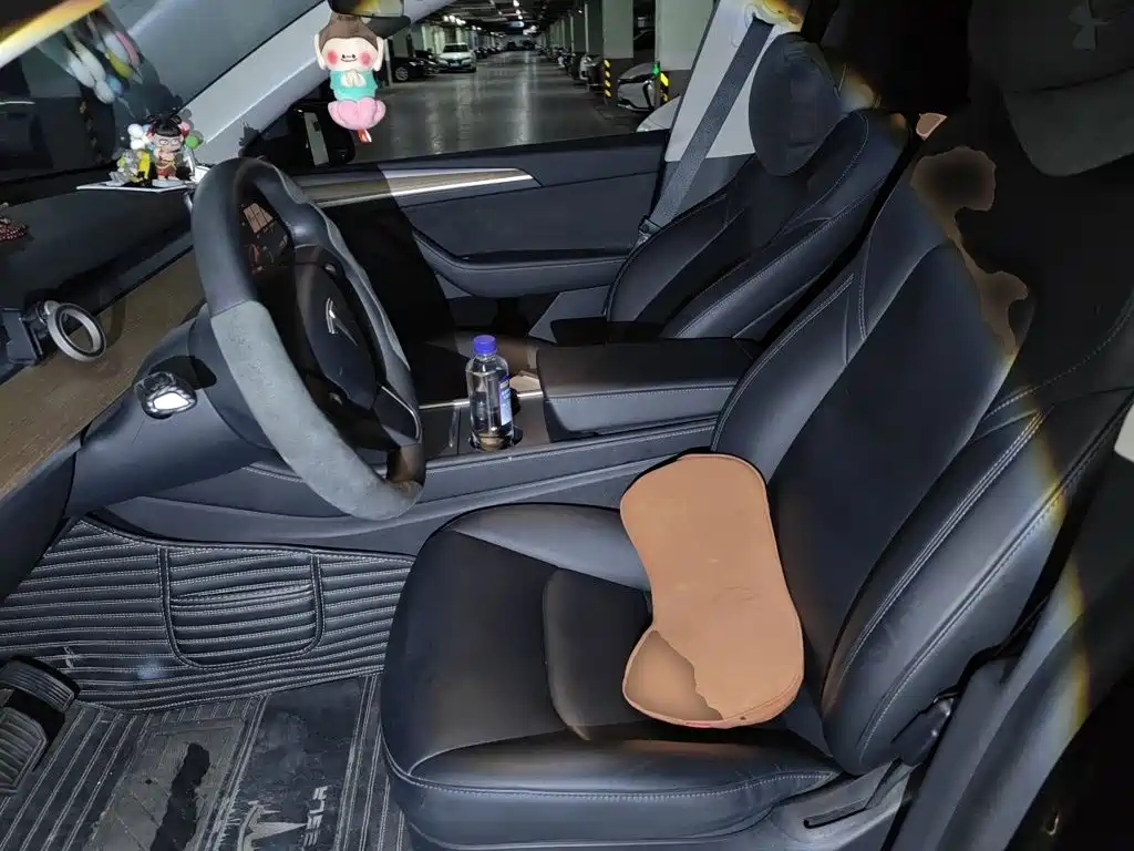 Tesla Model Y — миниатюра 16