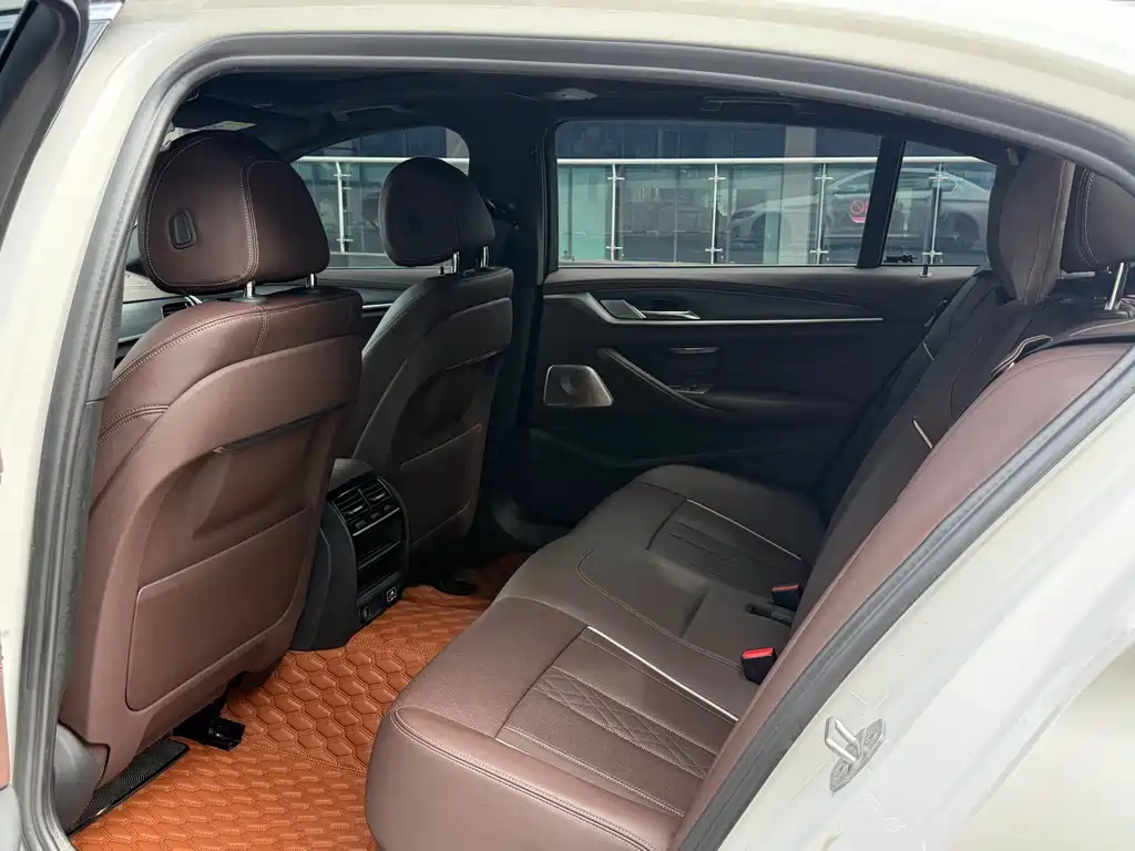 BMW 5 Series — миниатюра 7