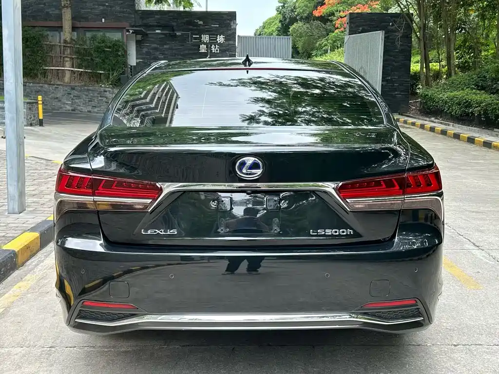 Lexus LS 2018 500h Luxury V
