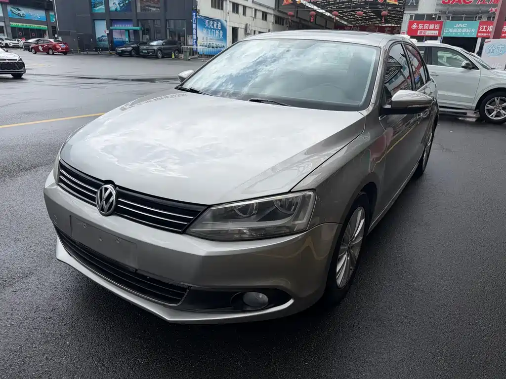 Volkswagen Sagitar 2014 1.6L MT Comfort
