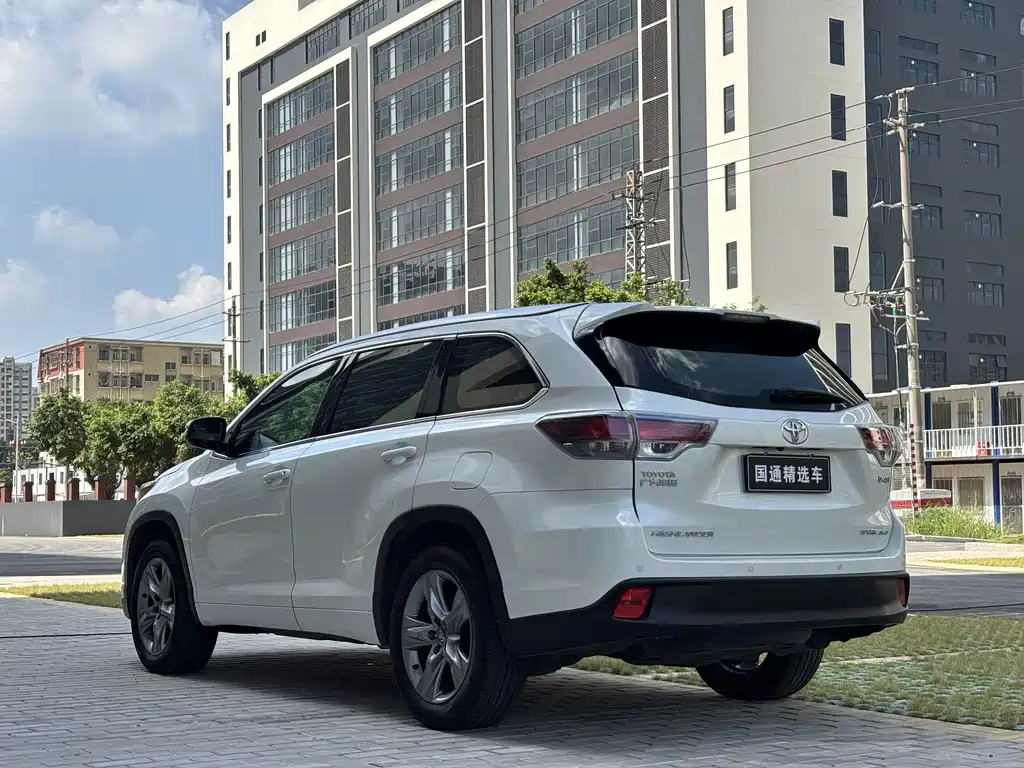 TOYOTA HIGHLANDER